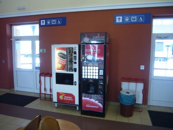 Automat Douwe Egberts v nádražní hale Jeseník