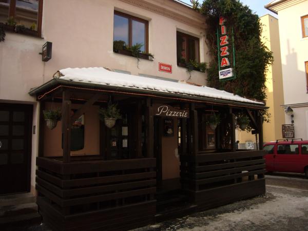 Vchod do Pizzerie ter cafe s verandou