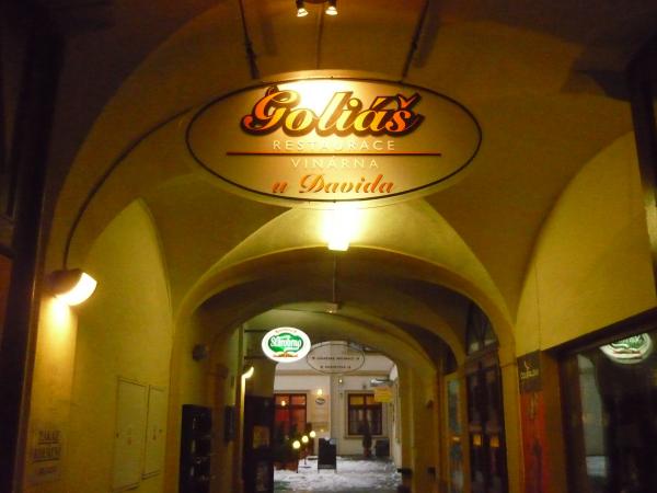 Cedule v Průchodu - Restaurace Goliáš