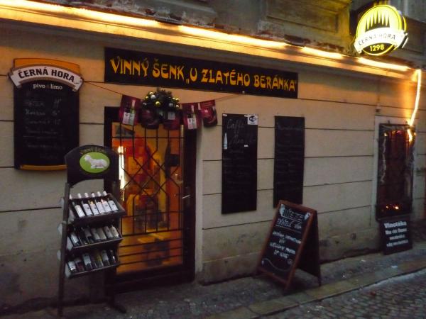 Vchod do Vinneho šenku U zlatého beránka