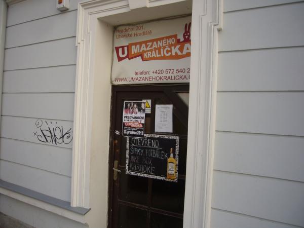 Vchod do Baru U mazaného králíčka