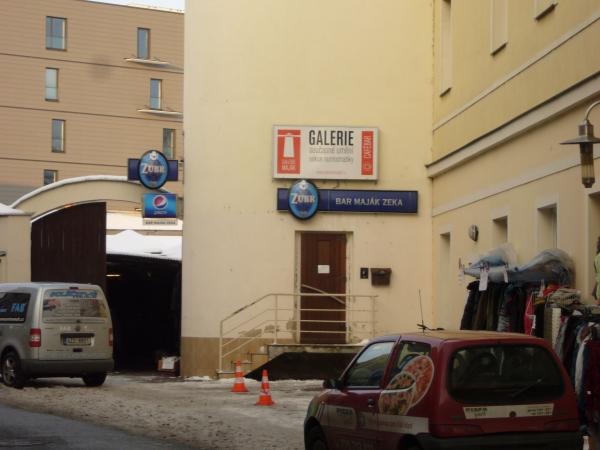Vchod z hradební ulice do Baru Maják Zeka