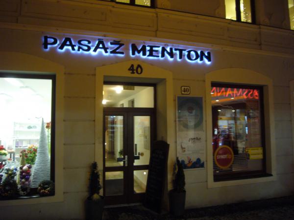 Vstup do Pasáže Menton z Prostřední ulice