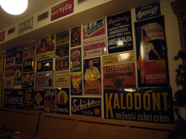 Smaltované cedule Ve starém obchodě