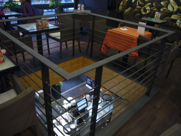 Pohled dolu na bar v Pause café