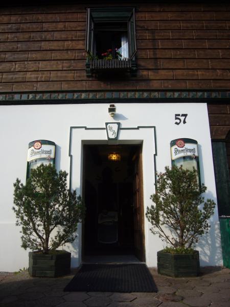 vchod do Restaurace Penzionu Dřevák