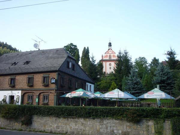 Zahrádka restaurace Dřevák s kostelem Jana nepomuckého v pozadí