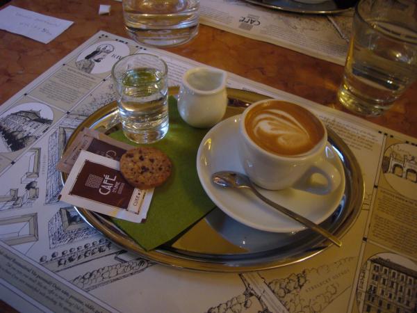 Cappuccino v Café Lounge