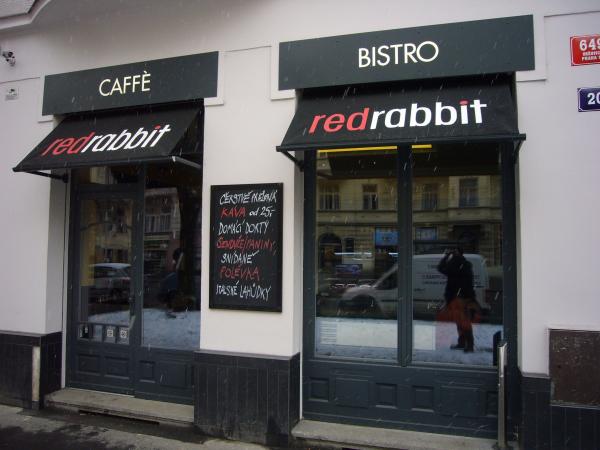 Vchod do Caffè Bistro Red Rabbit