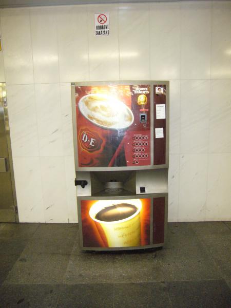 Automat Douwe Egberts - vestibul Hračanská