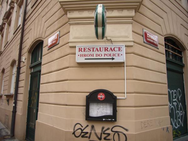 Cedule na rohu - Restaurace Hrom do police