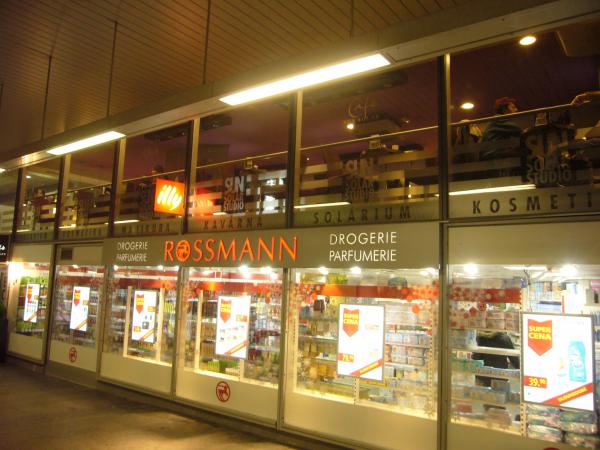 Výloha Cafe Sun Solar nad drogerií Rossmann.