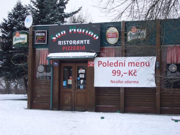 Vchod z jižní strany budovy do Pizzerie San Marino