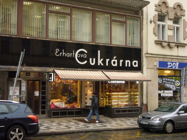 Vchod do Erhartovy Cukrárny v ulici Milady Horákové