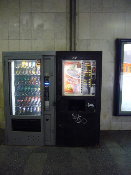 Automat Douwe Egberts ve vestibulu metra