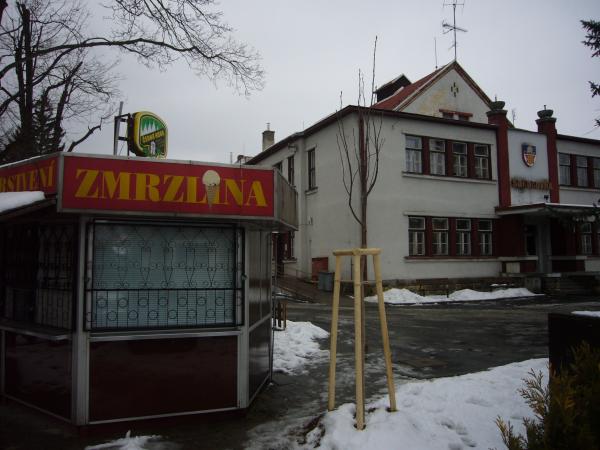 Stánek před Slavičínskou Sokolovnou