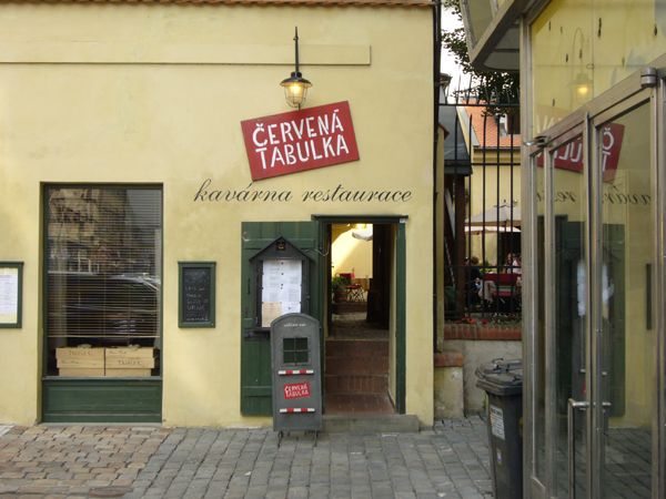 Červená tabulka - vchod