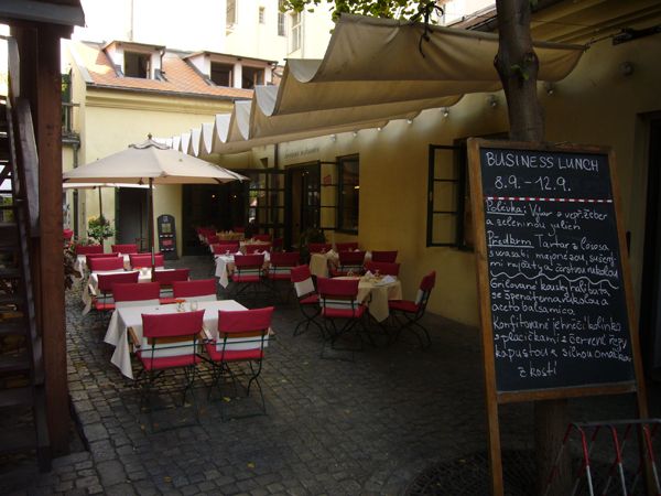Červená tabulka - zahrádka