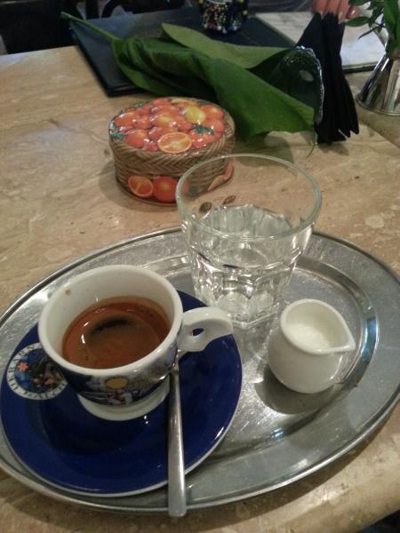 Espresso v cukrárně Alchymista