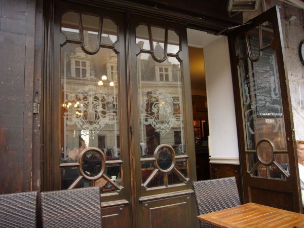 Vchod do Cafe de la Table Ronde