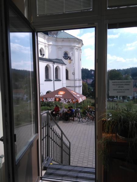 Průhled hospodou