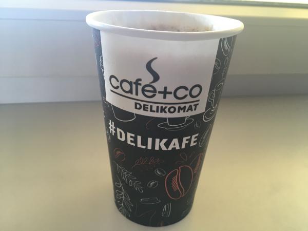 Kelímek s kávou