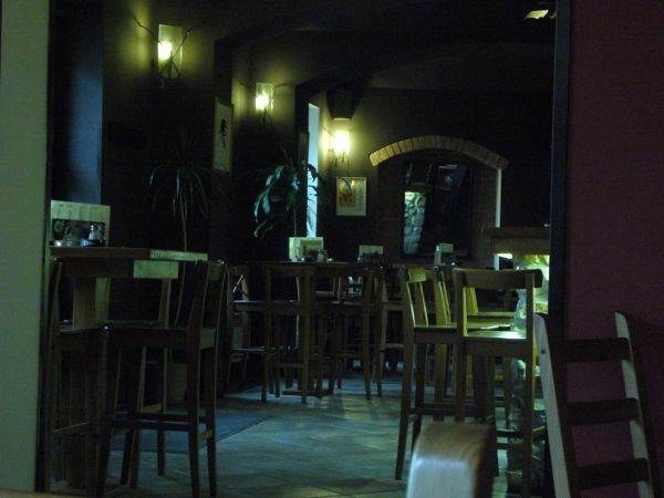Interiér před barem v restauraci Chapadlo