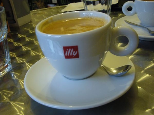 Espresso Illy v cukrárné Champ de Triomphe