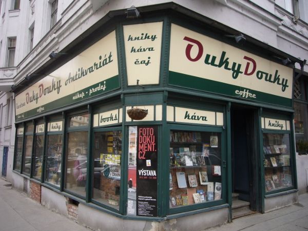 Vchod do knihkupectví v Ouky Douky 