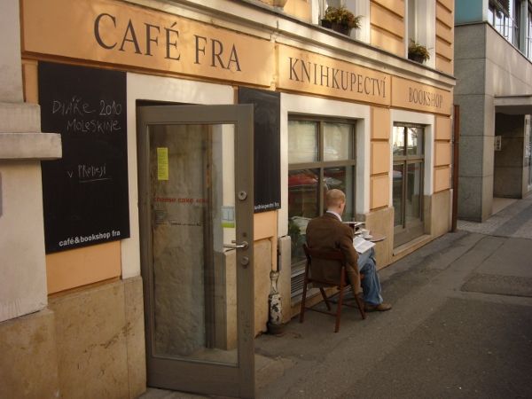 Vchod do Café a knihkupectví Fra