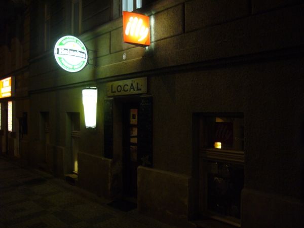 Vchod do Locál café baru