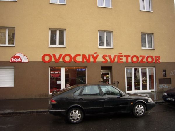 Vchod cukrárny Ovocný Světozor v Počátecké u