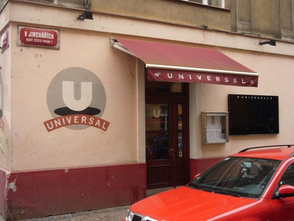 Vchod do restaurace Universal