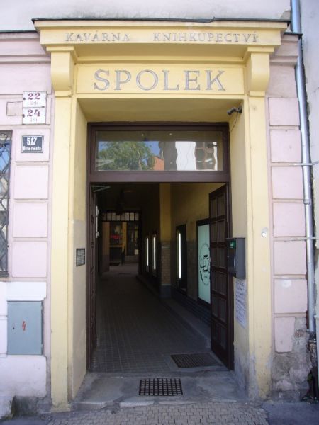 Vchod do kavárny Spolek z ulice