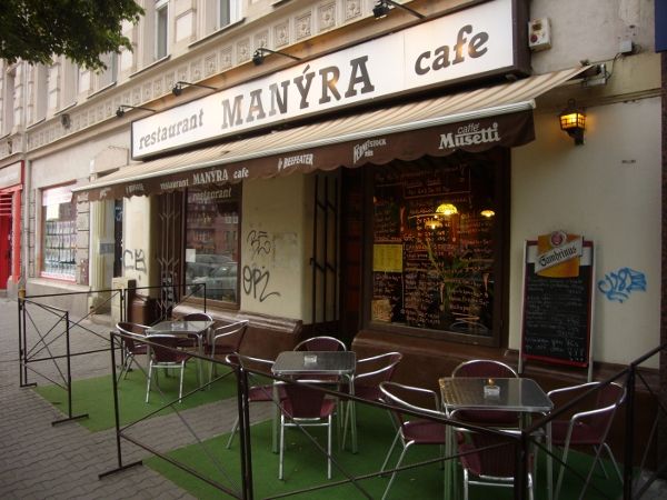 Zahrádka a vchod restaurace Manýra