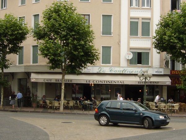Le Continental naproti nádraží