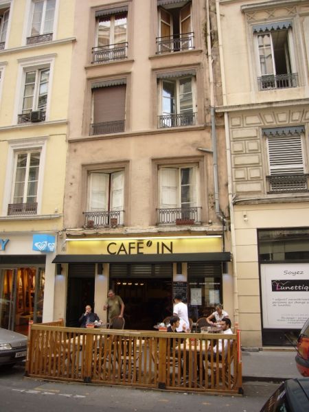 Vchod do kavárny Café in