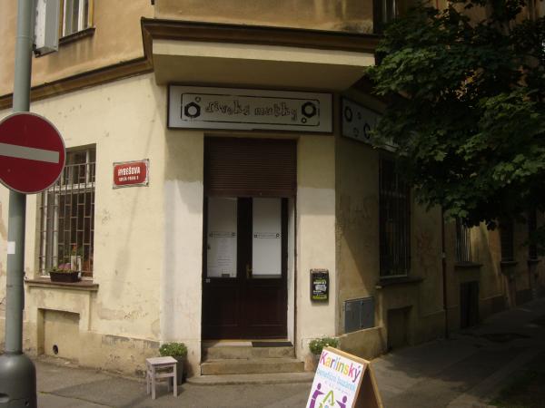 Vchod do kavárny Divoké matky