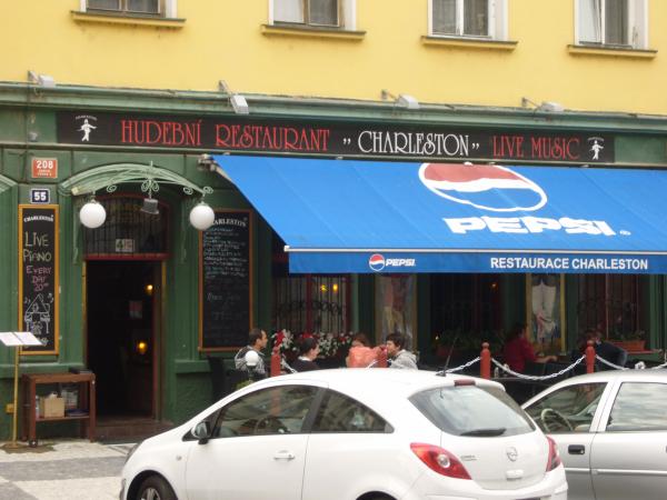 Vchod a zahrádka do Hudební restaurace Charlesto