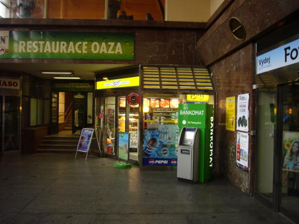Vchod do Market Pont Center - Smíchovské nádra�