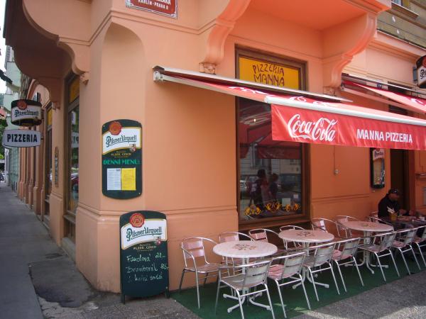 Zahrádka před Pizzeria Manna
