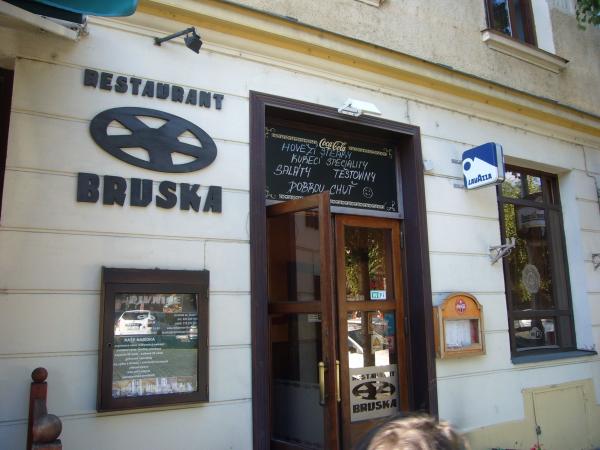vchod do pivnice Restaurace Bruska