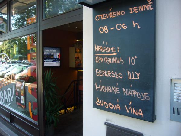 Vchod do Six & six espresso baru