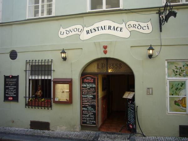 Vchod do Restaurace U Dvou Srdcí