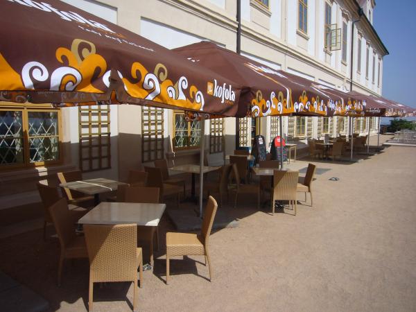 Vchod se zahrádkou do Restaurace Vtipná kaše
