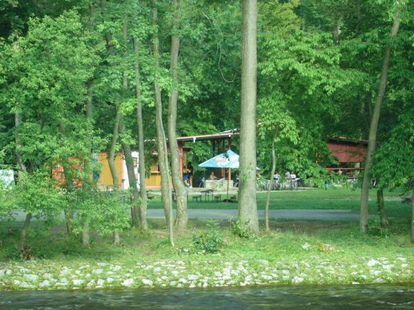 Pivní zahrada Santos - pohled přez Otavu