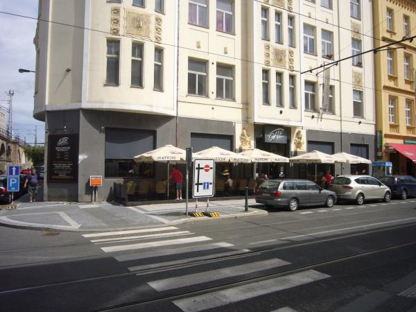 Vchod se zahrádkou do Restaurant Gate