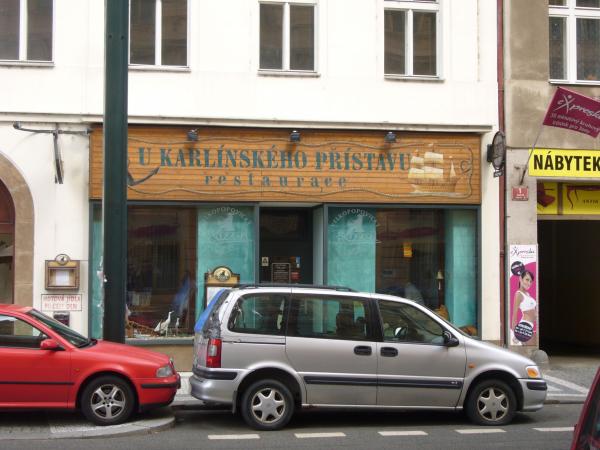 Vchod do restaurace U Karlínského přístavu