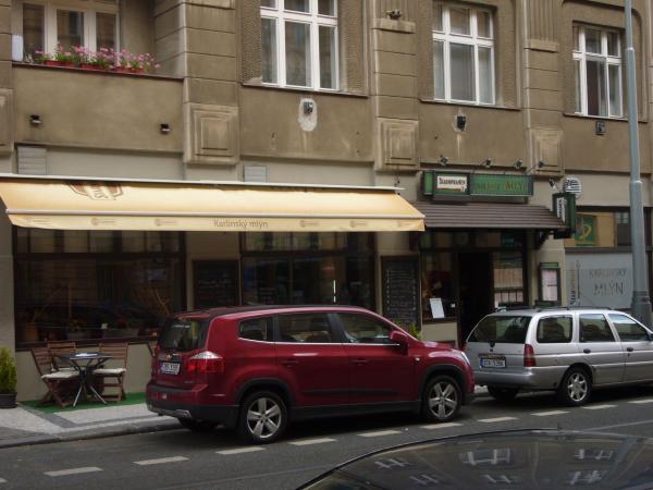 Vchod do Restaurace Karlínský mlýn
