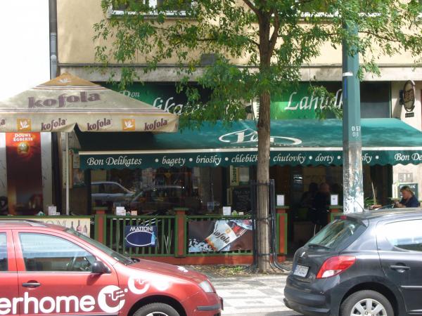 Vchod a zahrádka - Bon Delikates lahůdky